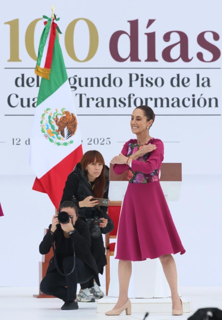 La presidenta Claudia Sheinbaum tras concluir su informe de sus primeros 100 días de Gobierno ante una multitud en el Zócalo de la Ciudad de México. Foto Luis Castillo
