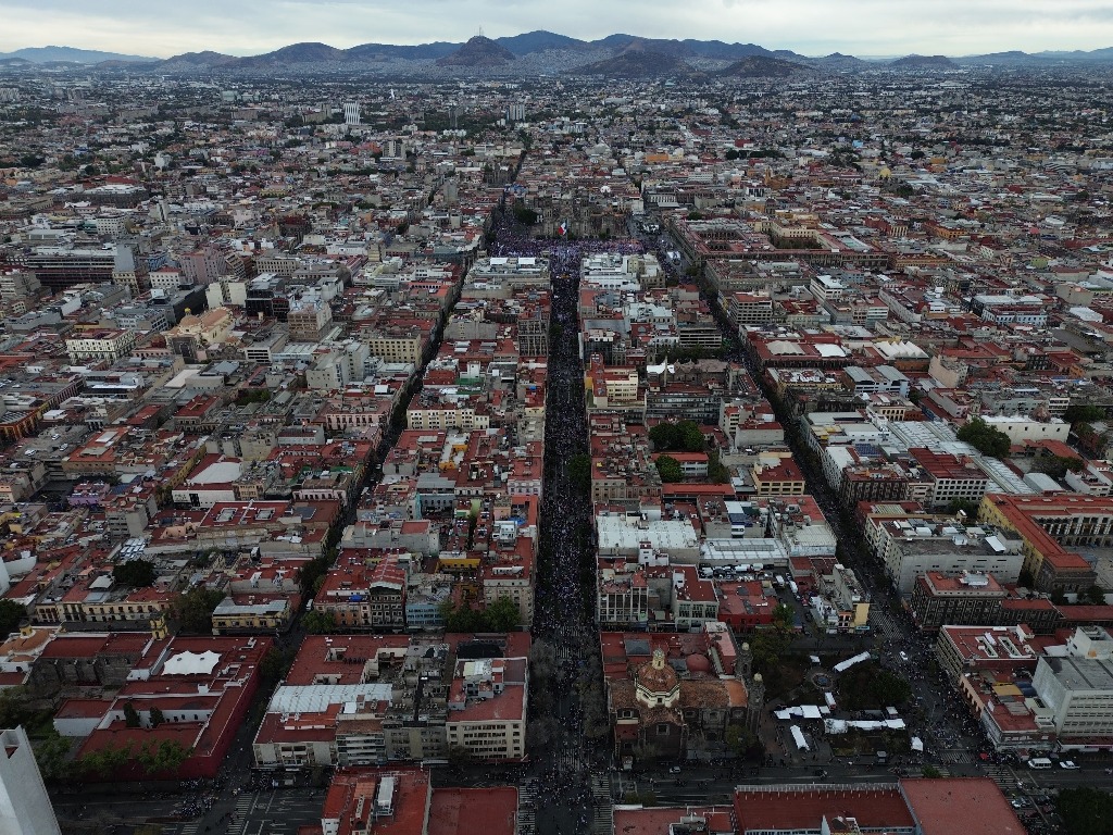 El Centro Histórico durante la presentación del “Informe 100 días de Gobierno”que ofreció la presidenta Claudia Sheinbaum en el primer cuadro de la ciudad.
Foto Jorge Ángel Pablo García