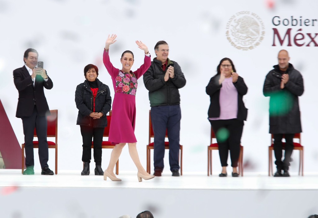 La presidenta de México, Claudia Sheinbaum, camina sobre el templete para iniciar su “Informe 100 días de Gobierno” frente a una multitud en el Zócalo de la Ciudad de México. Foto Cristina Rodríguez