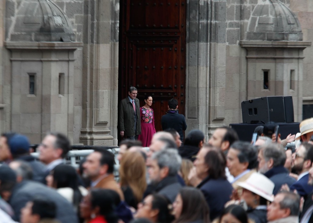 La presidenta de México, Claudia Sheinbaum, sale de Palacio Nacional, acompañada de su esposo, para dar su “Informe 100 días de Gobierno” en el primer cuadro de la ciudad. Foto Cristina Rodríguez