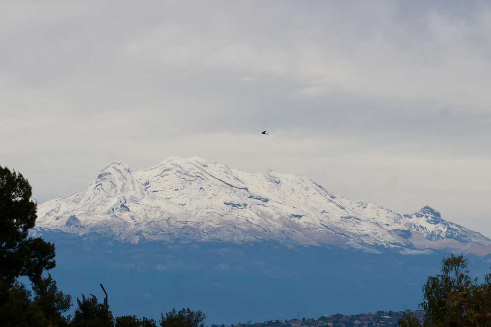 El volcán Iztaccíhuatl nevado, captado desde la alcaldía de Xochimilco.
Foto: Luis Castillo