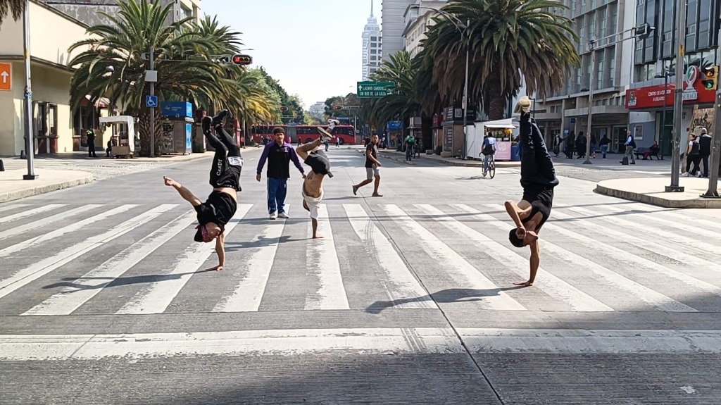 Ciudad de México. Jóvenes de México y Venezuela, integrantes del grupo Union of Countries, bailan en el semáforo de avenida Juárez, para ganarse unas monedas. Foto César Arellano García