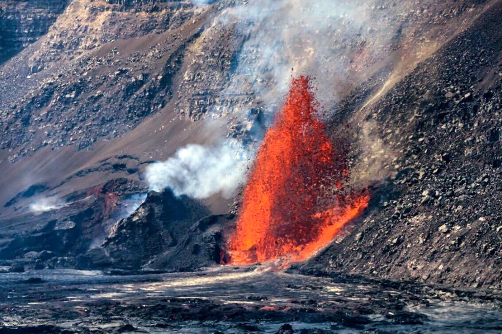 Hawái. Fuentes de lava brotan de una erupción del volcán Kilauea, en esta ciudad estadunidense. Foto Nps vía Ap / Janice Wei