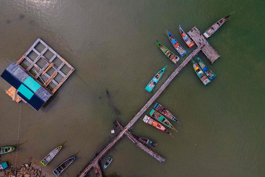 Lhokseudu. Vista aérea de barcos pesqueros amarrados en este ciudad portuaria indonesia. Foto Afp / Chaideer Mahyuddin 