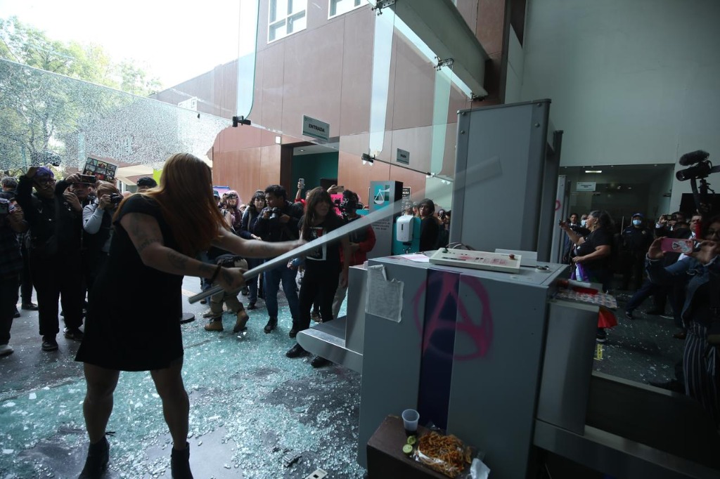 Ciudad de México. Integrantes del colectivo Ames rompieron vidrios e inmobiliario del PJFCDMX, en protesta por la falta de avances en la investigación del intento de transfeminicidio de Natalia Lane, ocurrido hace tres años. Foto Alfredo Domínguez