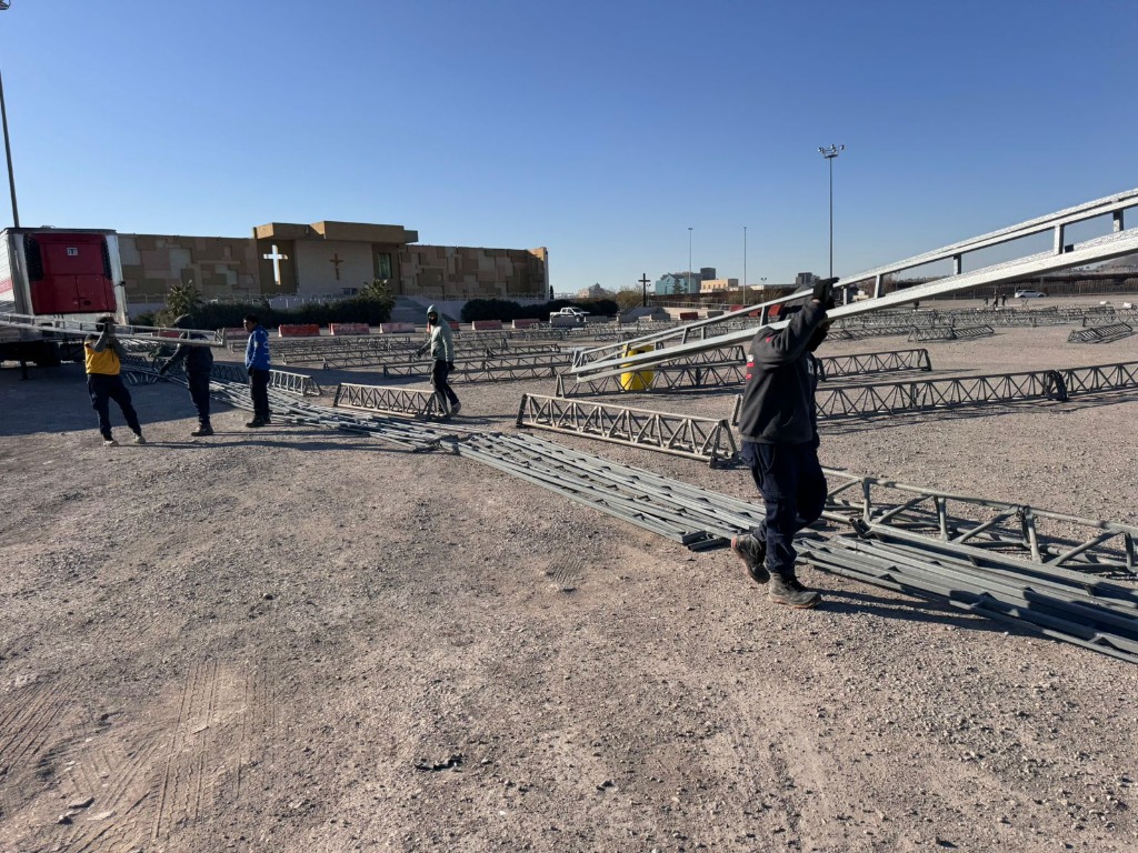 Trabajadores instalan el nuevo albergue migratorio para recibir a migrantes deportados de EE. UU., en la zona del Chamizal, Ciudad Juárez. Foto: Marco Peláez